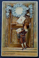 Antik ezüsttel présel üdvözlő litho képeslap  kisfió nagy borítékot kézbesít  nefelejcs koszorú