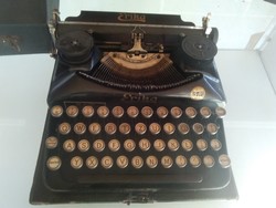 Antik írógép. Erika.
