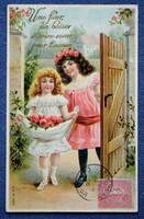 Antik dombornyomott üdvözlő litho képeslap  kisleányok vendégsébe mennek kötényben rózsa
