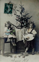 Antik Karácsonyi üdvözlő fotó képeslap  gyerekek karácsonyfánál ajándékokkal játék baba