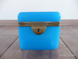 Biedermeier chalcedony in blue glass box, chest