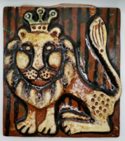 Kerámia oroszlánt ábrázoló falikép