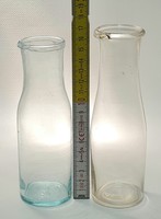 Színtelen, halványkék tejes hutaüveg 2 db (2394)