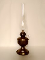Hangulatos, régi nosztalgia asztali petróleum lámpa sárgaréz tartállyal, indiai