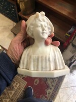 XIX. század  márványszobor, 16 cm-es magasságú szépség.