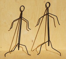 Régi retro figurális kovácsoltvas hajlított vas polc polctartó pálcika ember figura