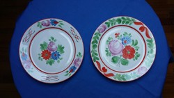 Két festett, azonos színvilágú virágos porcelán tányér, Kerámia Iparművész K.Sz.