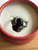 Antik ezüst gyűrű ónix-szal és sok markazittal