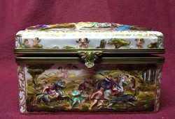 Capodimonte porcelán doboz, XIX. század, cca.1850