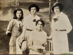 Régi női fotó csoportkép vintage fénykép képeslap levelezőlap
