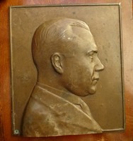 Antique bronze plaque 1931. Depicts a famous person. Marked.