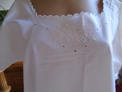 Nightgown embroidered old.