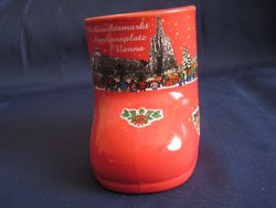 Piros színű csizma alakú bögre Karácsonyi motívummal