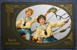 Antik art nouveau dombornyomott  ezüst hátterű Újévi képeslap fiúk matróz ruhában