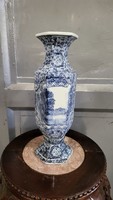 Delfti kék mázas jelenetes porcelán váza