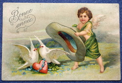 Antik dombornyomott Újévi üdvözlő litho képeslap angyalka kalappal galambokat fog szív lóhere