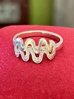 Letisztult formájú, mutatós ezüst gyűrű
