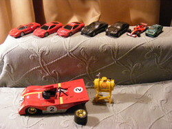 7 db Ferrari kisautó + ajándék sérült  Ferrari makett + Shell benzineshordó