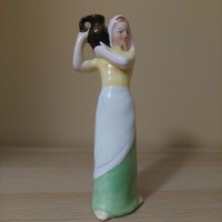 Bodrogkeresztúri kerámia korsós nő figura