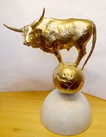Magyar szürke marha bika. Aranyra festett bronz szobor márvány talapzaton szignálva.