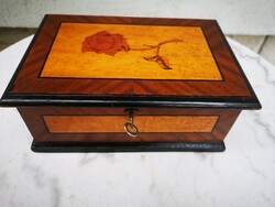 Beautiful wooden box with inlaid cassette with keyed làdika lock, antique, good condition