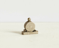 Mini fém óra - ébresztőóra, vekker babaházi kiegészítő, bababútor, miniatűr