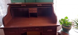 Lingel desk with shutters, antique, with central lock, restored in good condition. Not varnished..