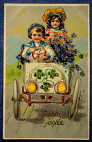 Antik arannyal préselt Újévi üdvözlő képeslap kisleány kisfiú automobilban ibolyacsokorral
