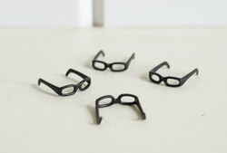 Mini baba szemüveg, olvasó szemüveg - babaházi kiegészítő, bababútor, miniatűr