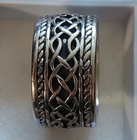 Steel ring with endless knot pattern