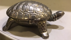 Fém ékszertartó teknős műanyag betéttel.