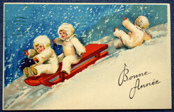 Art deco Újévi üdvözlő litho képeslap manó ruhában szánkózó gyerekek téli táj