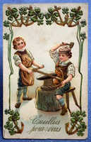 Antik dombornyomott üdvözlő litho képeslap kicsi kovácsok vasmacska 4levelú lóhere