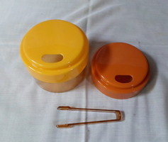 Retro konyhai eszköz: cukortartó cukorcsipesszel (keletnémet, NDK műanyag doboz, tartó)