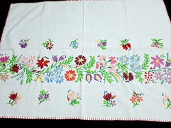 Tablecloth embroidered with a flower pattern 75 x 55 cm