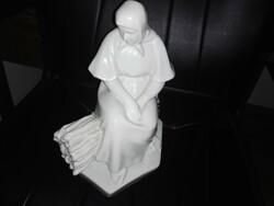 Zsolnay rőzsén ülő porcelán figura