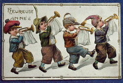 Antik dombornyomott Újévi üdvözlő litho képeslap  vidám trombitás gyerekek vonulnak