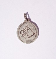 Pénzverdében készült mindkét oldalon kutyafejet ábrázoló ezüst medál
