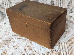 Antik nútozott illesztésű dobozka, ládika