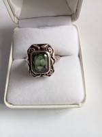 Ezüst gyűrű, zöld ásvány kővel