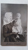 Antik fotó Botfán M. fotográfus Budapest műtermi fénykép anya gyermekével