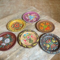 6 db régi kézzel festett fali tányér