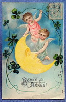 Antik dombornyomott Újévi üdvözlő litho képeslap angyalkák a holdat fogják  4levelő lóhere