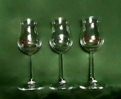 Három szép formájú talpas Pálinka fesztiválos pálinkás üveg pohár kehely