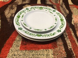 Alföldi zöld magyaros lapos tányér 2 db és egy kistányér pótlásnak.