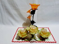 Különleges 3 ágú fém (réz?) gyertyatartó rózsa alakú gyertyákkal + kovácsoltvas asztali dísz