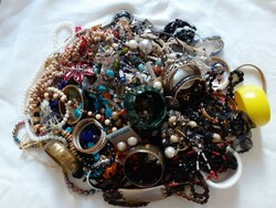Approx. 4 Kg of mixed trinkets (with pieces that can be used, repaired or reused)