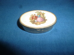 A small ring box with a baroque scene