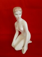 Aquincumi, Budapest porcelán ülő akt szobor, fürdőző nő
