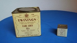 Két Twinings Earl Grey tea kocka alakú doboz, fém ill. a pici műanyag